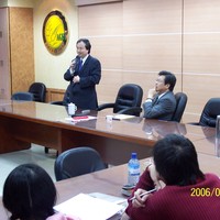 本系於九十五年元月三日(週二)下午二時,假農業綜合館一樓農經研討室,邀請台灣卜蜂企業股份有限公司董事長游汝謙先生,就「現代農業之科技化與國際化」做專題演講