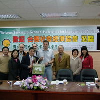 台德社会经济协会一行人于12月16日(周四)上午九时莅临本系参观访问,本系将于一楼研讨室举行座谈会,此次参访人员包括Dr. Heckelei, Thomas等数名德国学者,欢迎大家莅临参加指导。