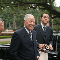 本系于80周年校庆时邀请杰出系友李前总统回母系参加系友大会,并为系友及系上学弟妹们举办一场精闢的演讲。并于会后听取同学的演唱及参加由同学所精心策划的农产品特卖会。