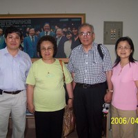 熱烈歡迎本系傑出系友 李聰照教授來訪
李聰照教授(Professor Tsoung-Chao Lee)為本系47級系友,為國際著名之計量經濟學家,其與Judge、Hill、Griffiths、William與Lütkepohl等教授合著之 ”Introduction to the Theory and Practice of Econometrics” 曾被翻譯成9國語言,是經濟學領域重要之教科書。李教授為康乃迪克大學農業與資源經濟學系之教授(Professor, Department of Agricultural and Resource Economics, University of Connecticut),並曾擔任該系Graduate Committee Chairman多年。李教授最近剛由康大退休,為該系榮譽教授(Professor Emeritus)。李教授曾於1989年受國科會之邀前來本系擔任客座教授,本次回母系訪問距上次已有17年,此次回國受到本系師生同仁竭誠歡迎,詳如來訪相片所示。