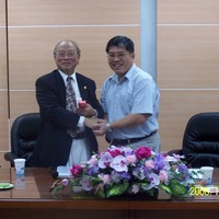本系於十一月三日(週五)上午 十時二十分,假農業綜合館一樓農經研討室,邀請本系名譽教授 許文富博士,就「應用品牌策略促銷生鮮農產品之適用度」及「體驗人生與經驗分享」做專題演講