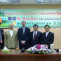 本系於十 二月十二日（週 五）下午二時二十分，假農業綜合館一樓農經研討室，邀請美國在台協會農業組組長 Mr. Mark Dries，就「Views on U.S. Agricultural Trade and the Taiwan Market」做專題演講。